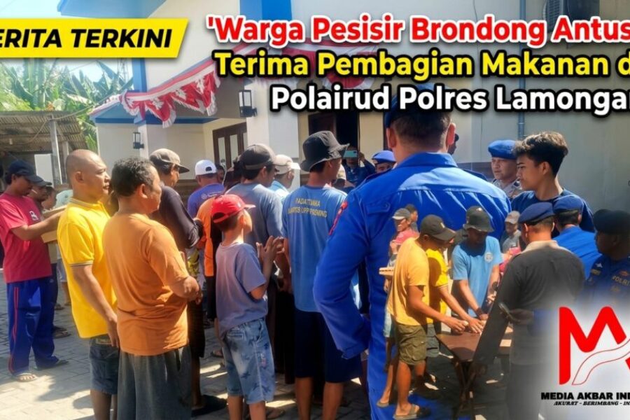 Warga Pesisir Brondong Antusias Terima Pembagian Makanan dari Polairud Polres Lamongan.jpg
